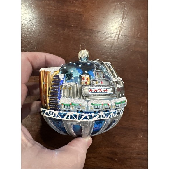 Glass Blown Ornament‎ Of Chicago - Picture 2 of 5